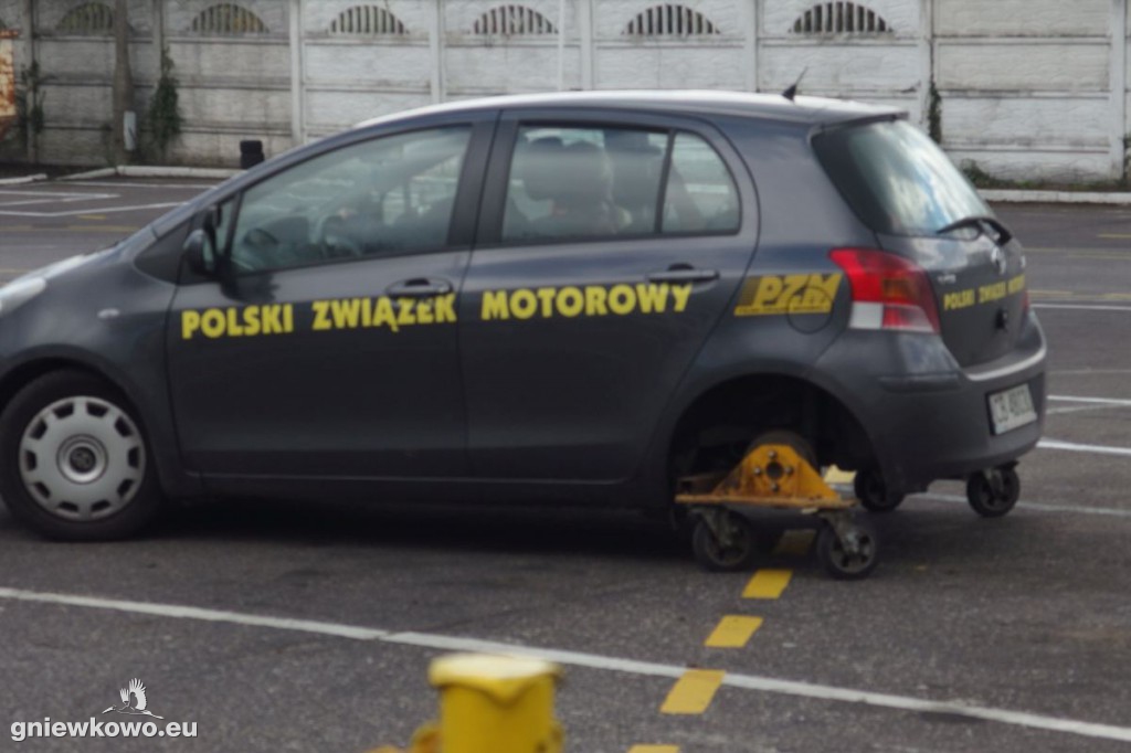 Doskonalili jazdę samochodem wyposażonym w troleje