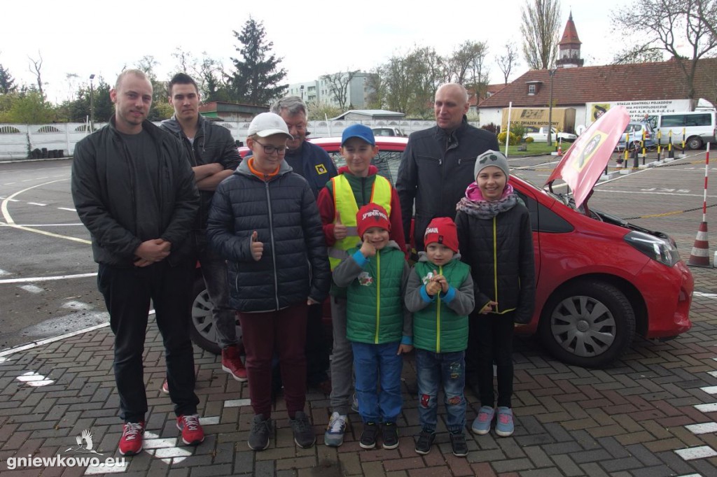 Doskonalili jazdę samochodem wyposażonym w troleje