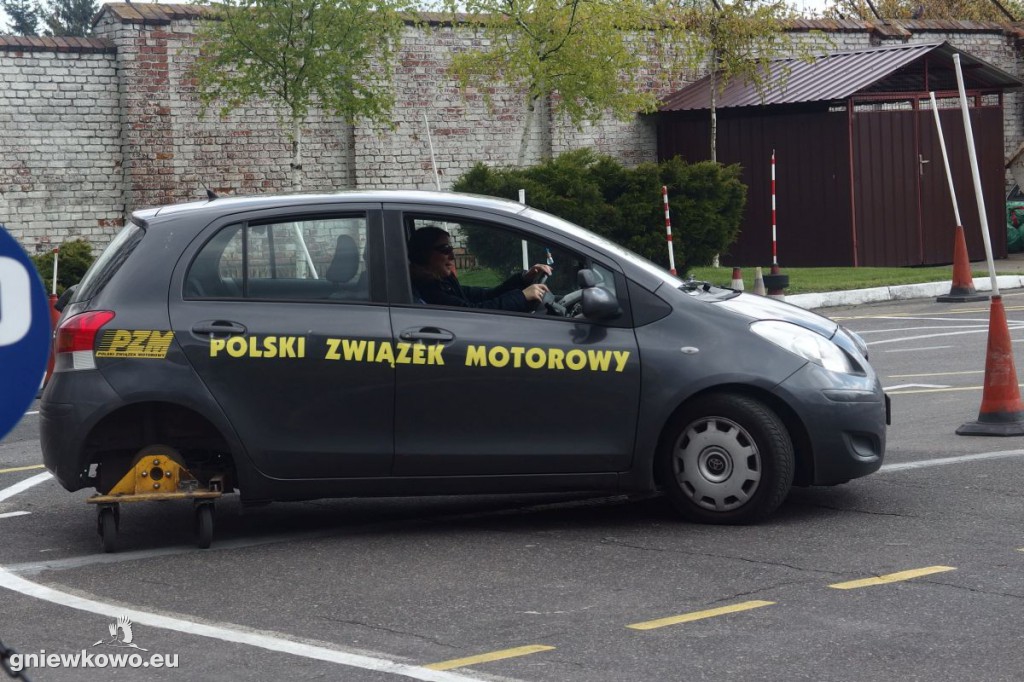 Doskonalili jazdę samochodem wyposażonym w troleje