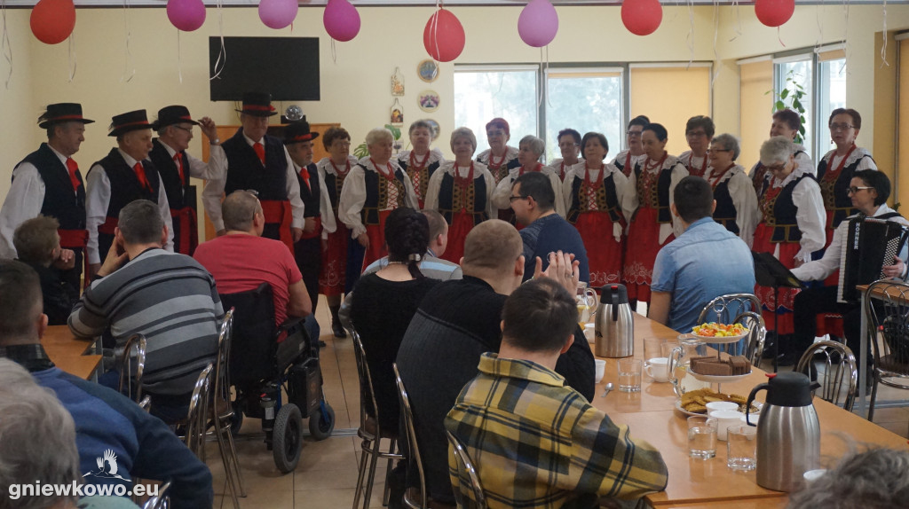 Gniewkowianie na Dniu Kobiet w ŚDS