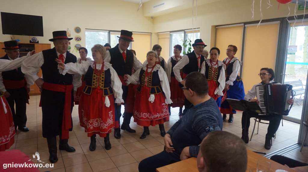 Gniewkowianie na Dniu Kobiet w ŚDS