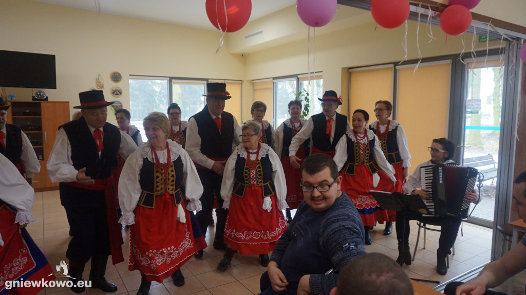 Gniewkowianie na Dniu Kobiet w ŚDS