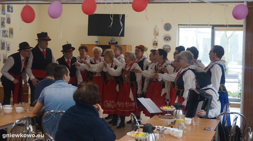 Gniewkowianie na Dniu Kobiet w ŚDS