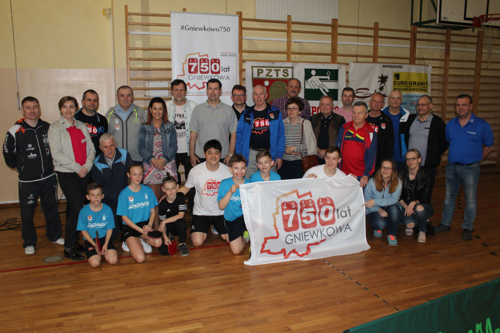 750 minut tenisa stołowego na 750 lat