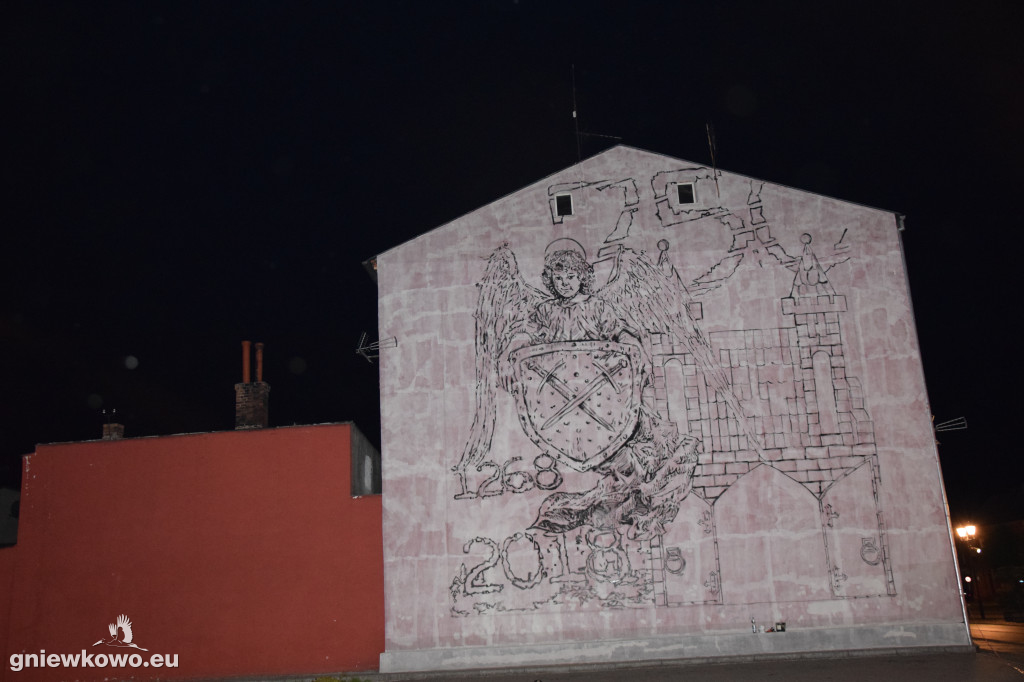 Nocne prace nad muralem