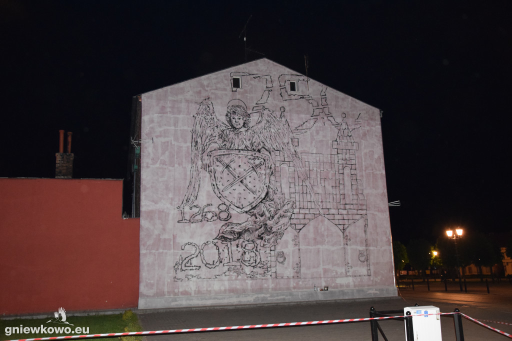 Nocne prace nad muralem