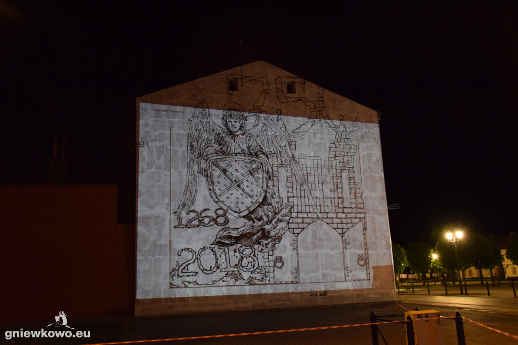 Nocne prace nad muralem