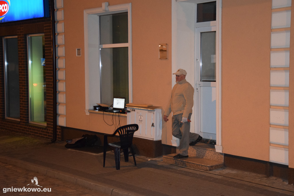 Nocne prace nad muralem