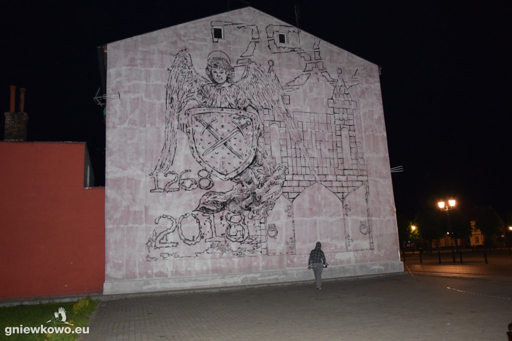 Nocne prace nad muralem