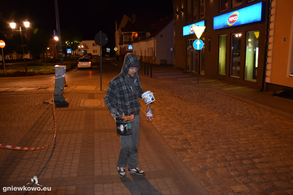 Nocne prace nad muralem