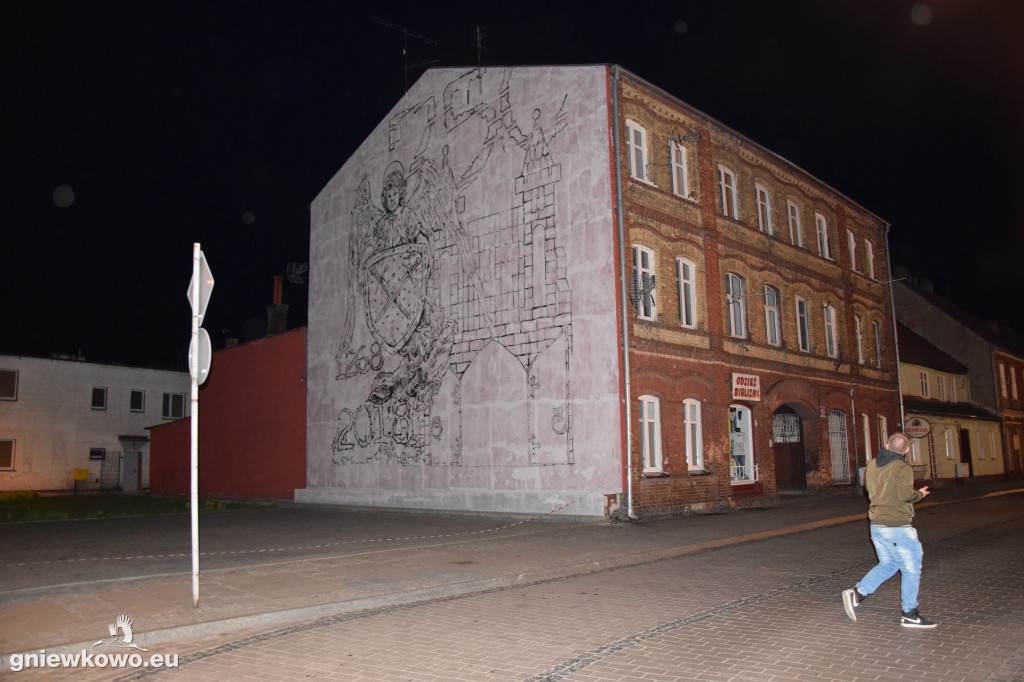 Nocne prace nad muralem