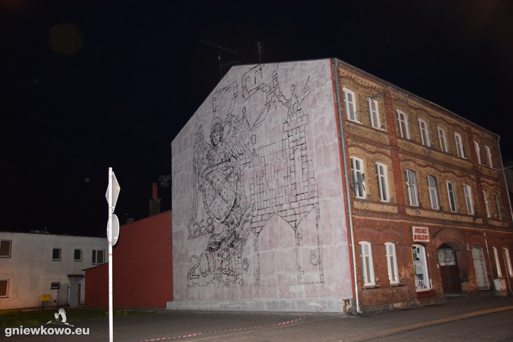 Nocne prace nad muralem