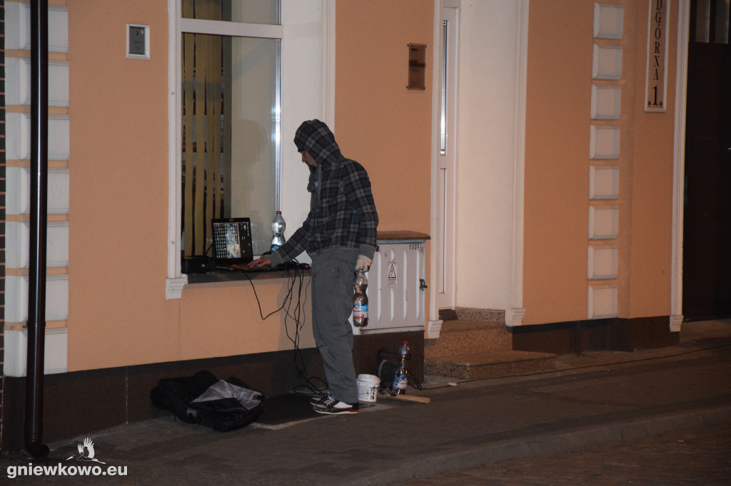 Nocne prace nad muralem