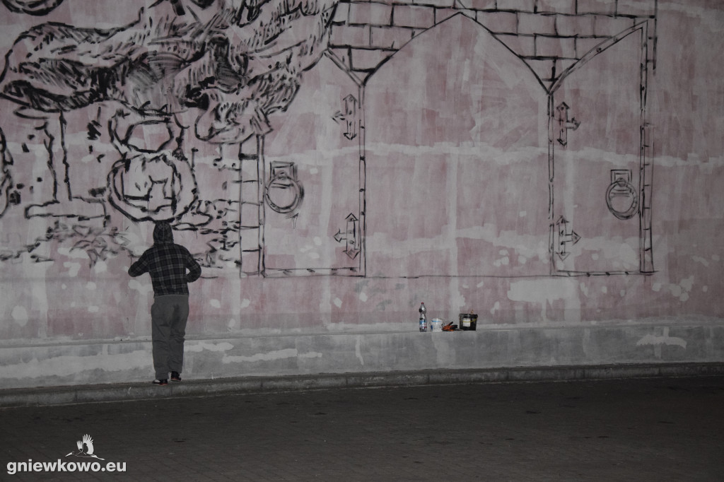 Nocne prace nad muralem