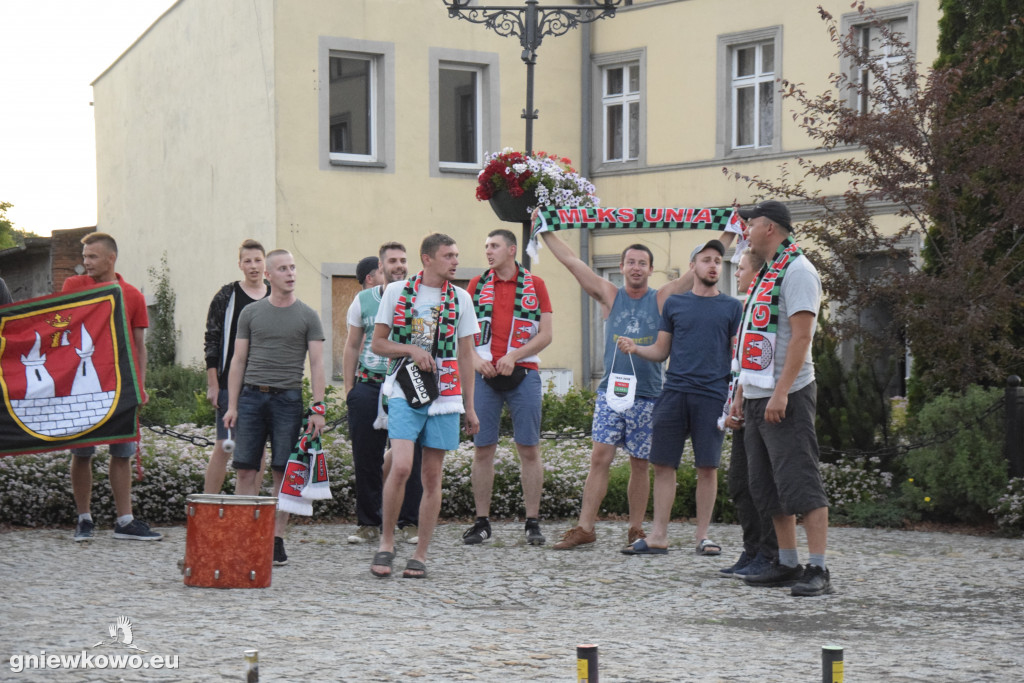 Kibice na Rynku po awansie Unii do IV ligi