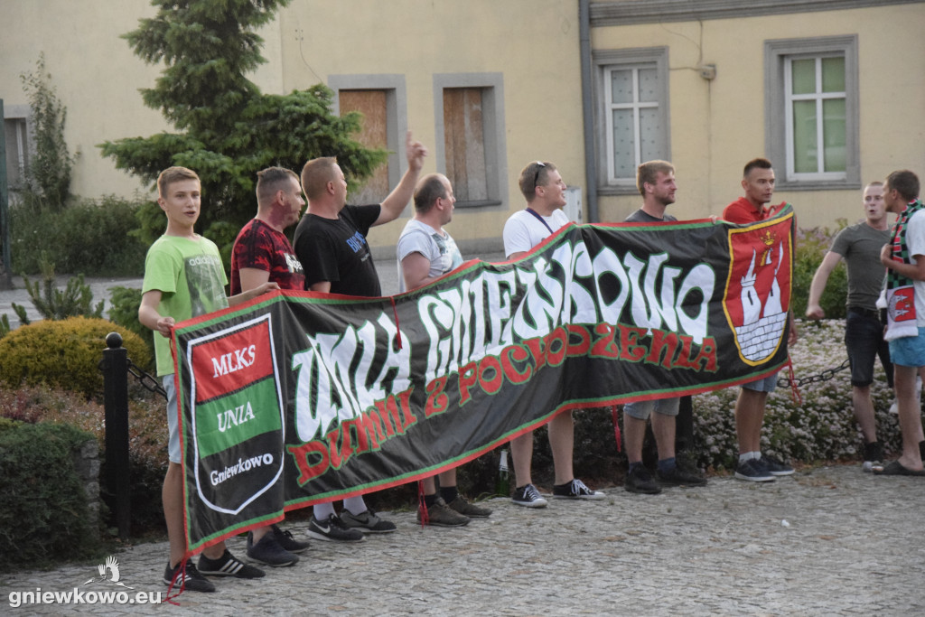 Kibice na Rynku po awansie Unii do IV ligi