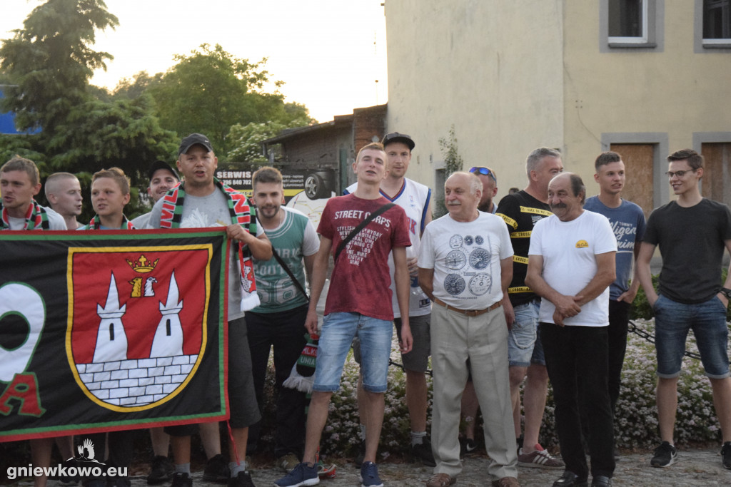 Kibice na Rynku po awansie Unii do IV ligi