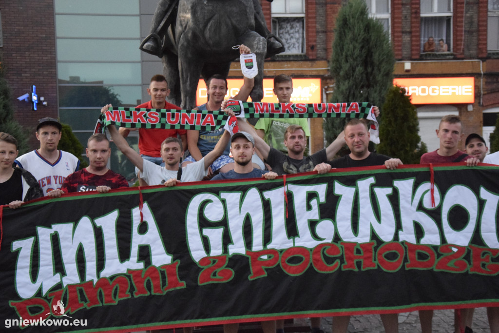 Kibice na Rynku po awansie Unii do IV ligi
