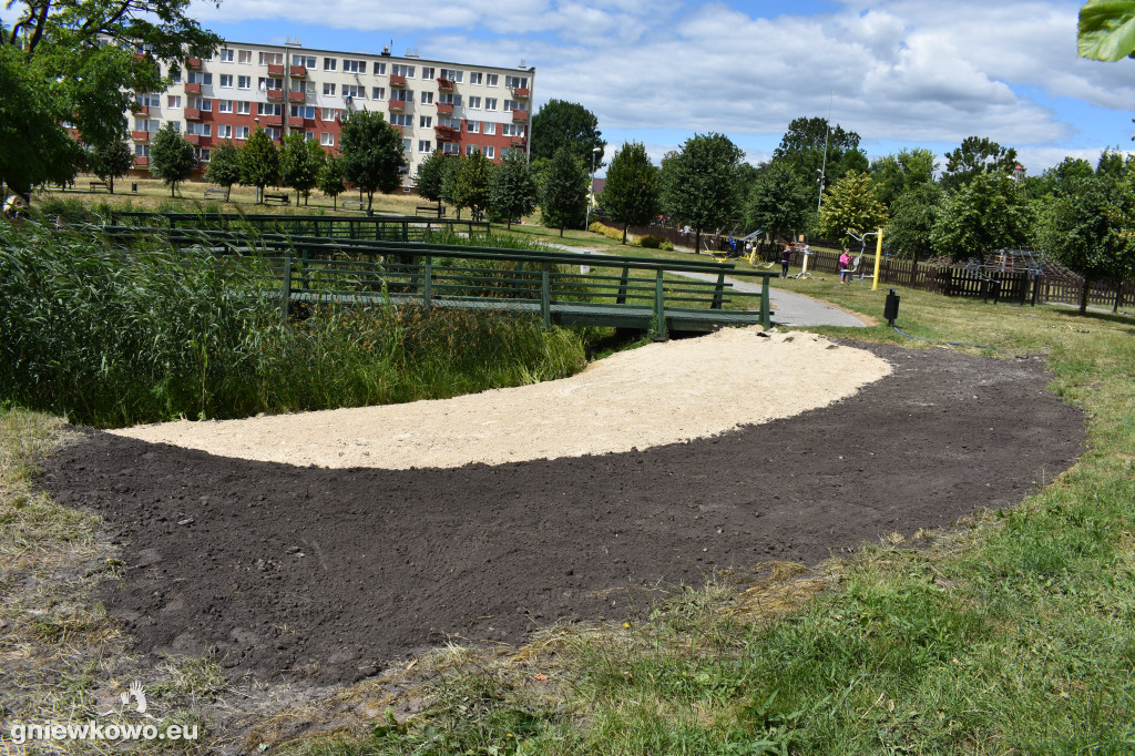 Budowa plaży nad stawkiem