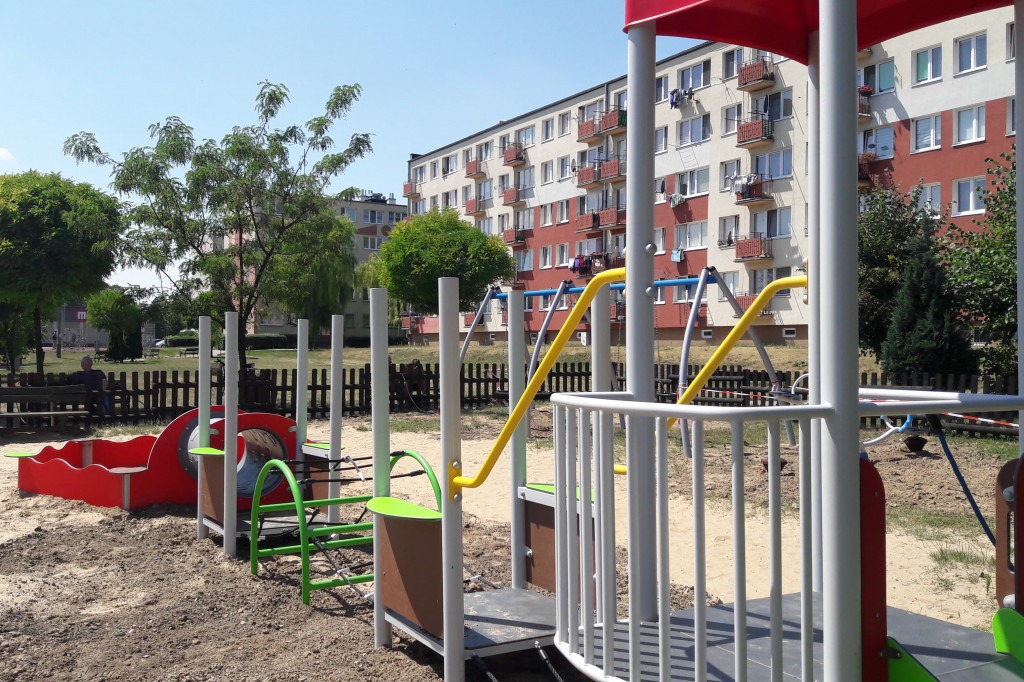 Remont placu zabaw koło stawku