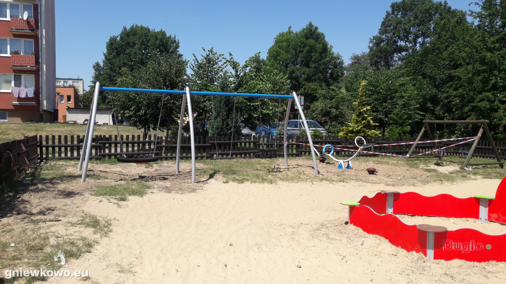 Remont placu zabaw koło stawku