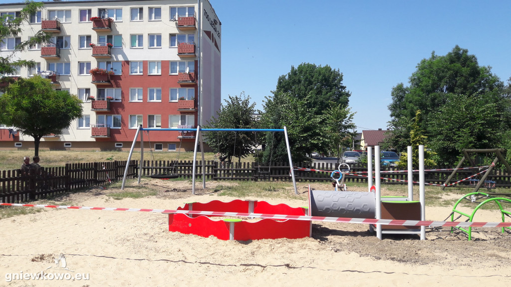 Remont placu zabaw koło stawku