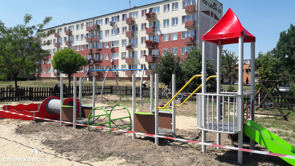 Remont placu zabaw koło stawku