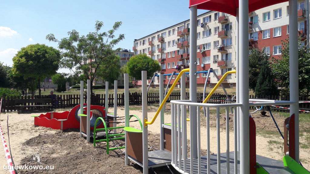 Remont placu zabaw koło stawku