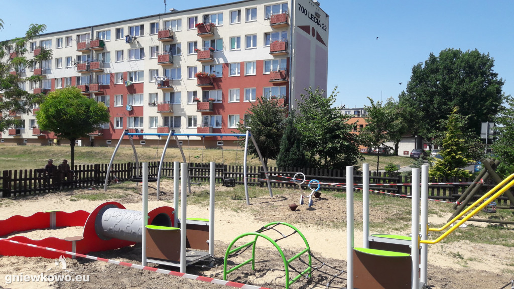 Remont placu zabaw koło stawku