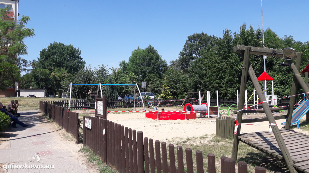 Remont placu zabaw koło stawku