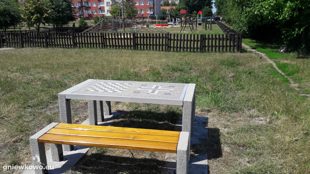 Remont placu zabaw koło stawku