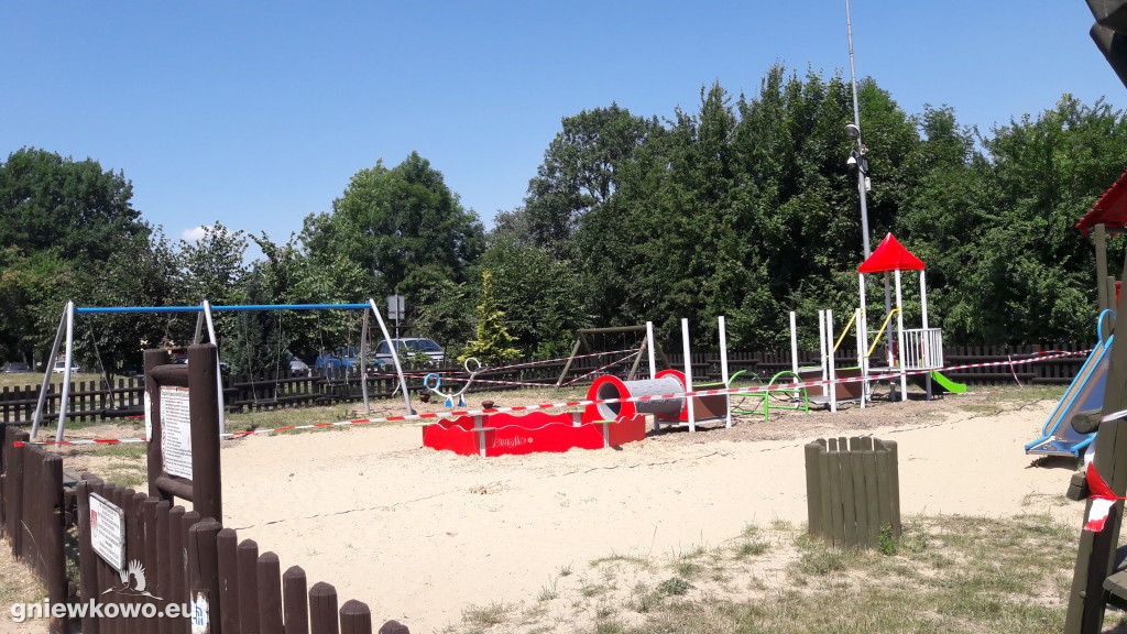 Remont placu zabaw koło stawku