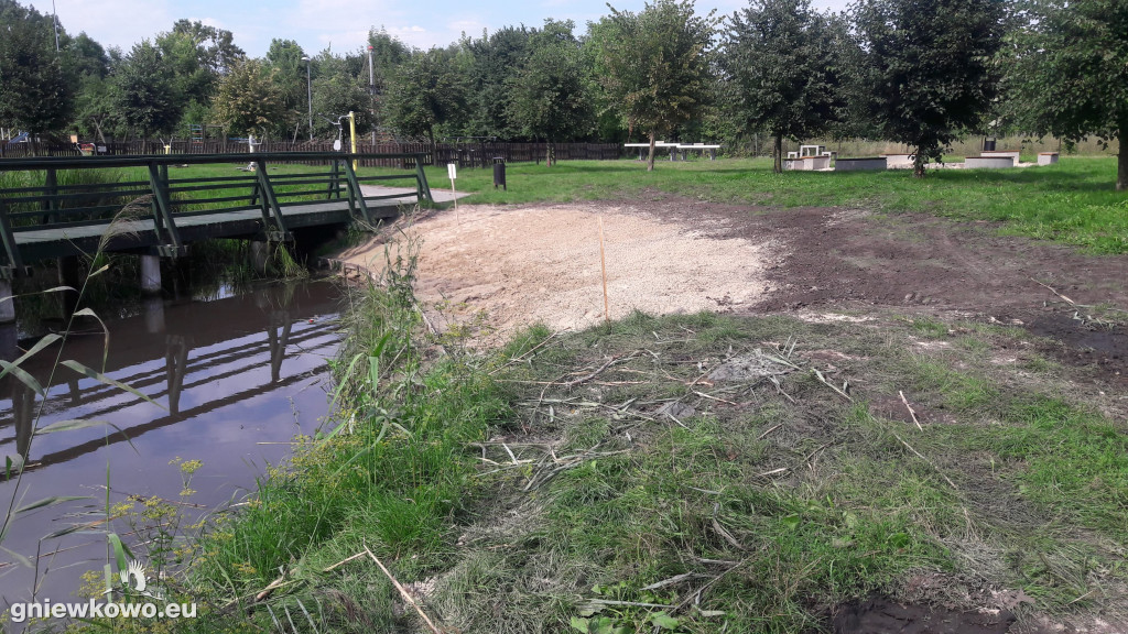 Budowa plaży nad stawkiem cz. 2
