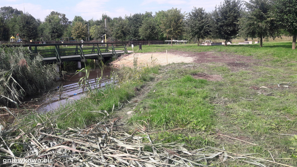 Budowa plaży nad stawkiem cz. 2