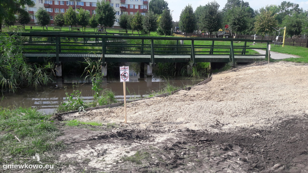 Budowa plaży nad stawkiem cz. 2