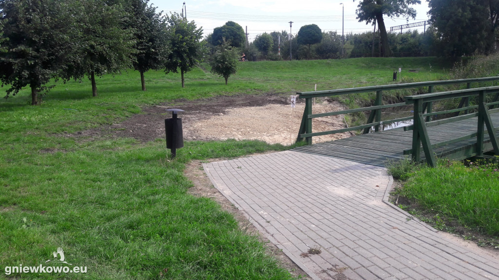 Budowa plaży nad stawkiem cz. 2