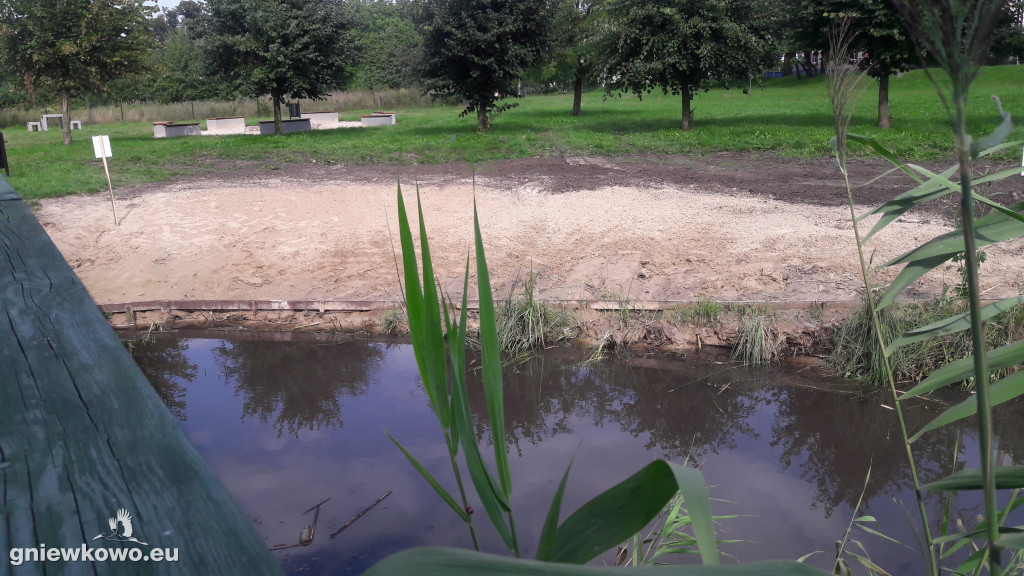 Budowa plaży nad stawkiem cz. 2