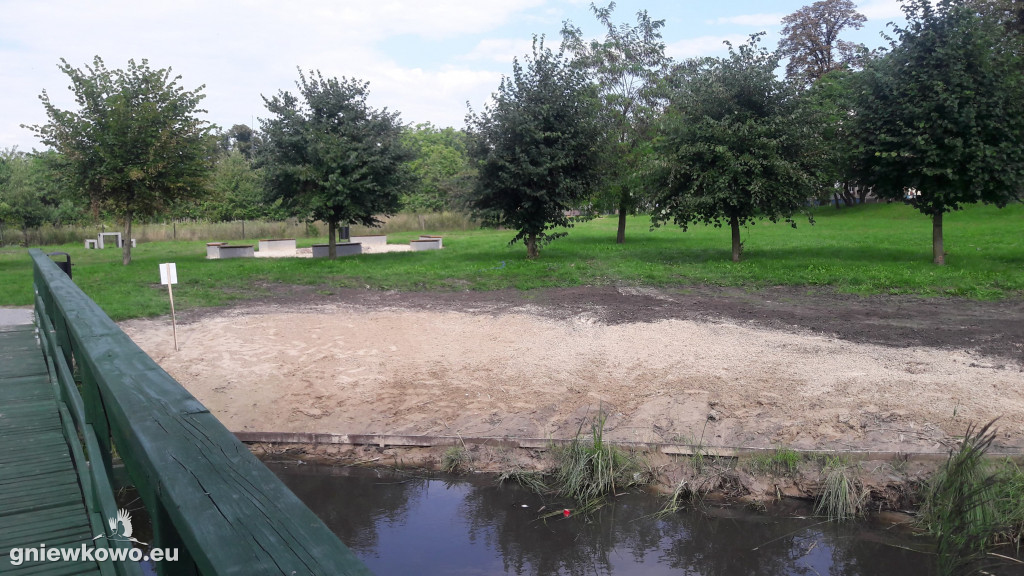 Budowa plaży nad stawkiem cz. 2
