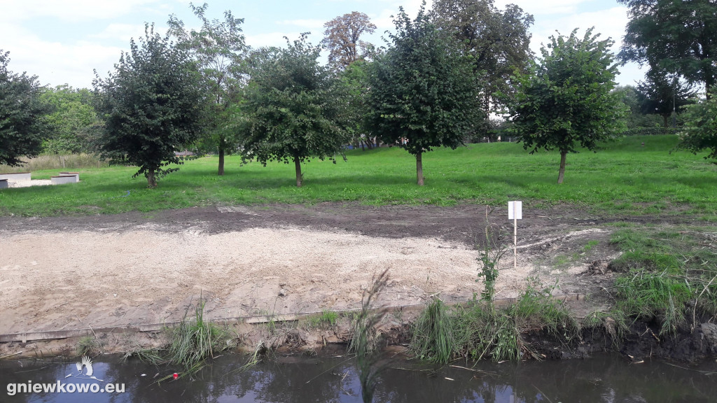 Budowa plaży nad stawkiem cz. 2