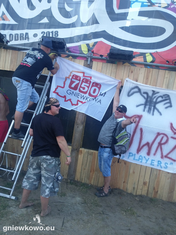 Flaga 750 lat Gniewkowa na Woodstocku