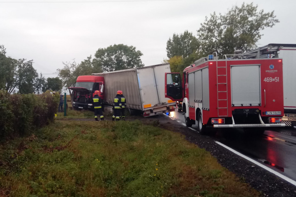 Ciężarówka w rowie w Wielowsi
