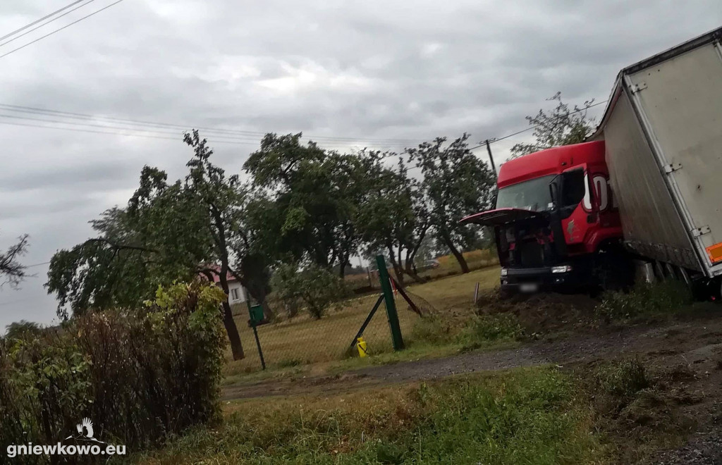 Ciężarówka w rowie w Wielowsi
