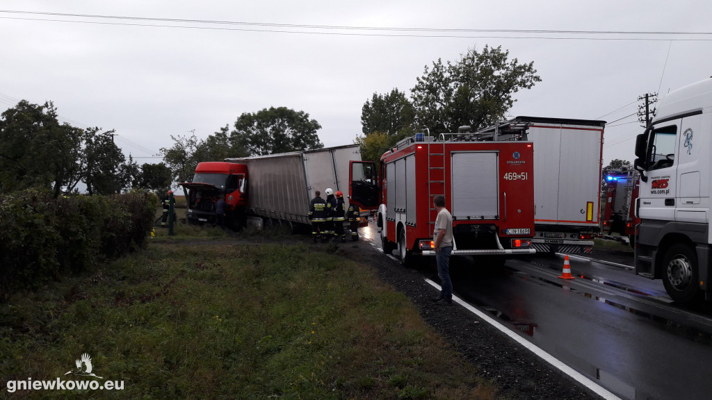 Ciężarówka w rowie w Wielowsi