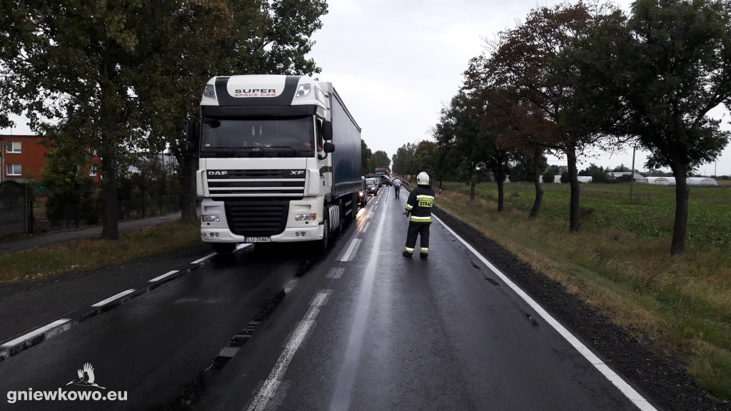 Ciężarówka w rowie w Wielowsi