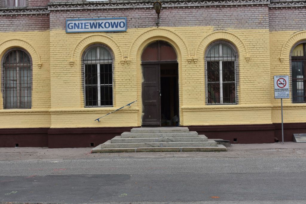 Malowanie dworca PKP w Gniewkowie