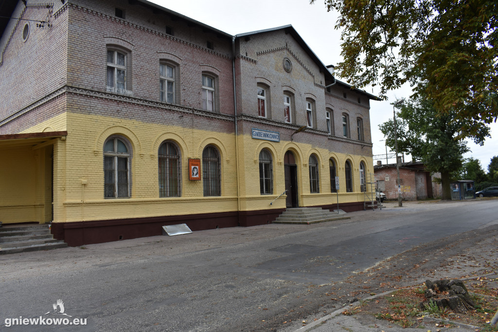 Malowanie dworca PKP w Gniewkowie