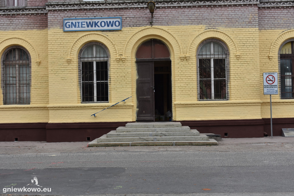 Malowanie dworca PKP w Gniewkowie