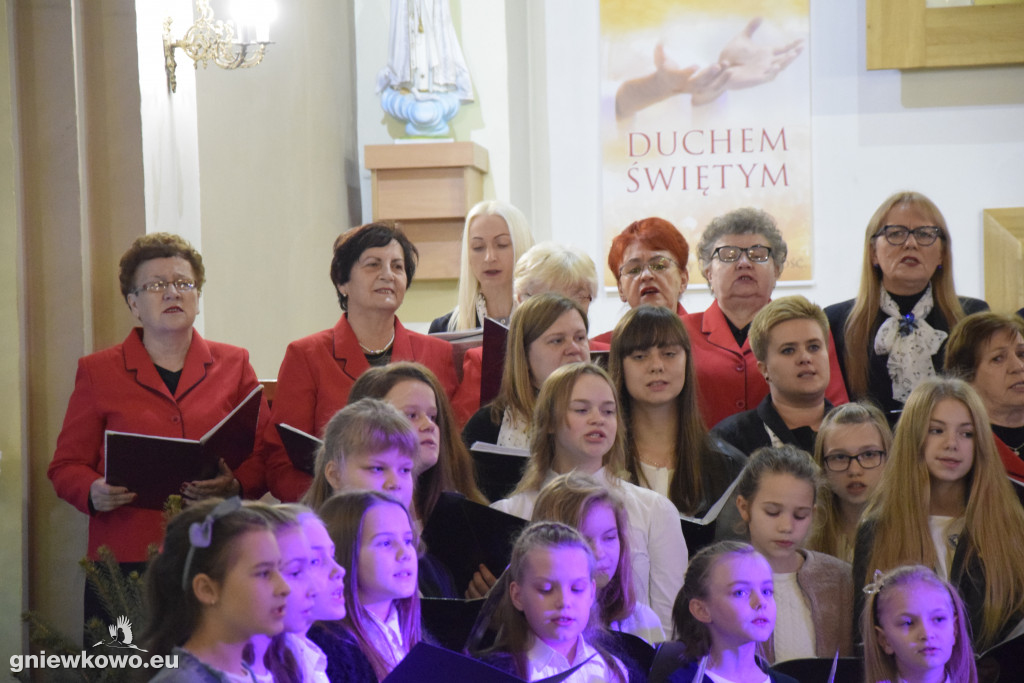 Kolędowanie w kościele NSPJ