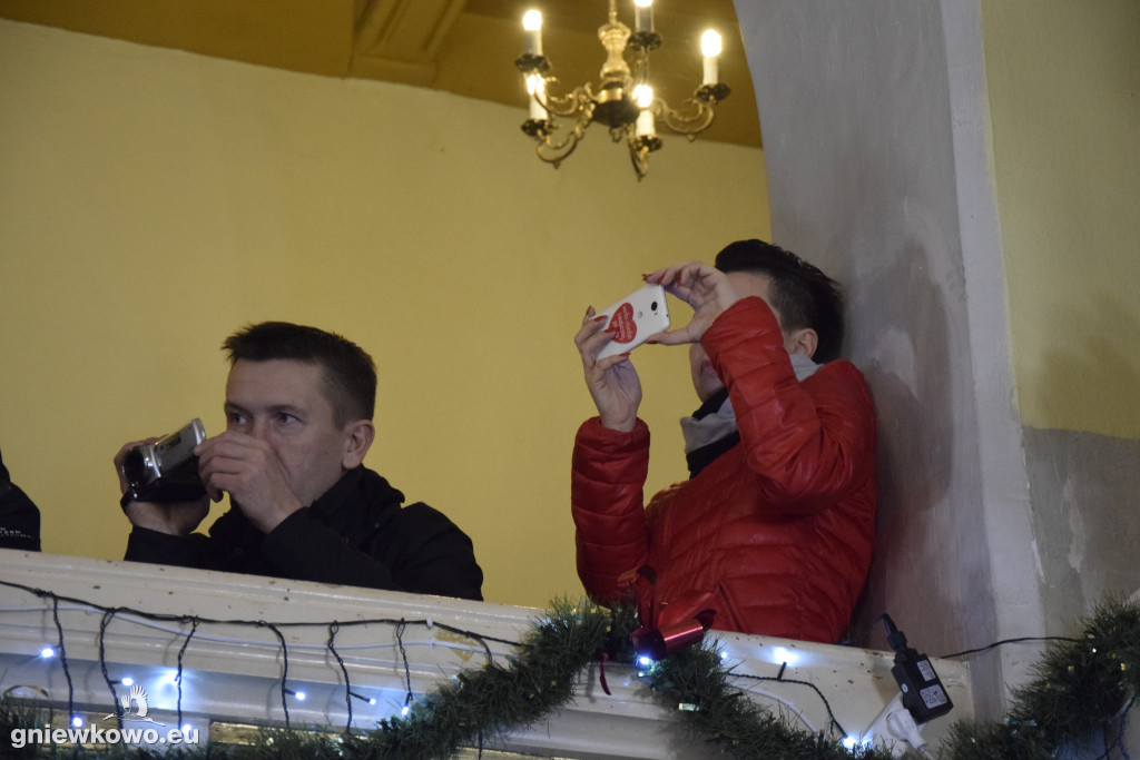 Kolędowanie w kościele NSPJ