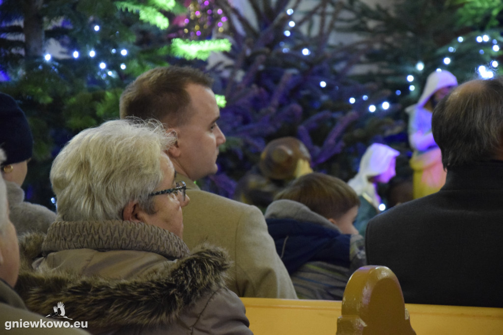 Kolędowanie w kościele NSPJ